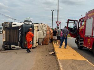 Caminhão tomba próximo ao aeroporto de Lucas do Rio Verde; motorista sai ileso