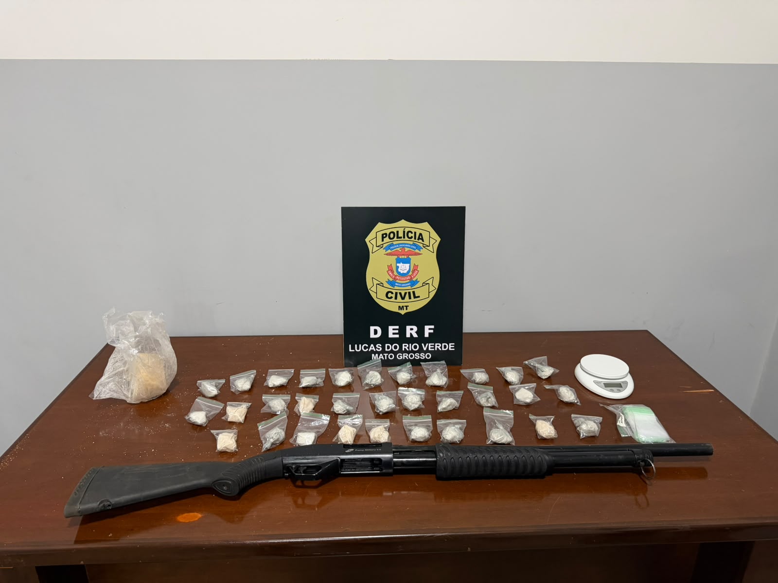 Drogas e espingarda calibre 12 apreendidas pela DERF de Lucas do Rio Verde